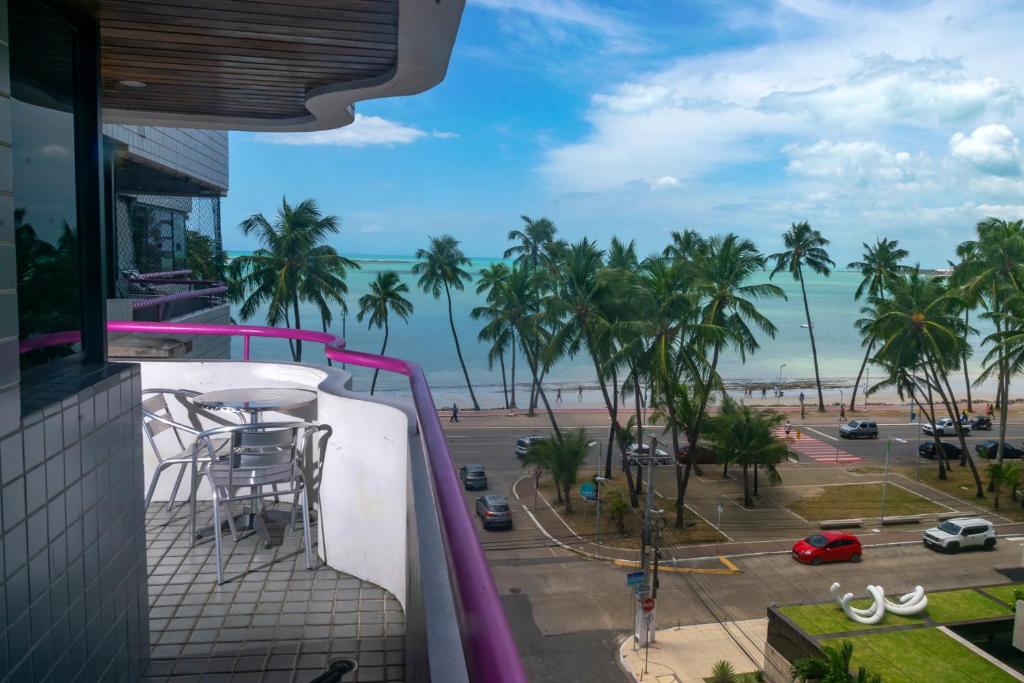 马塞约Vista pro mar的享有海滩和棕榈树景致的阳台