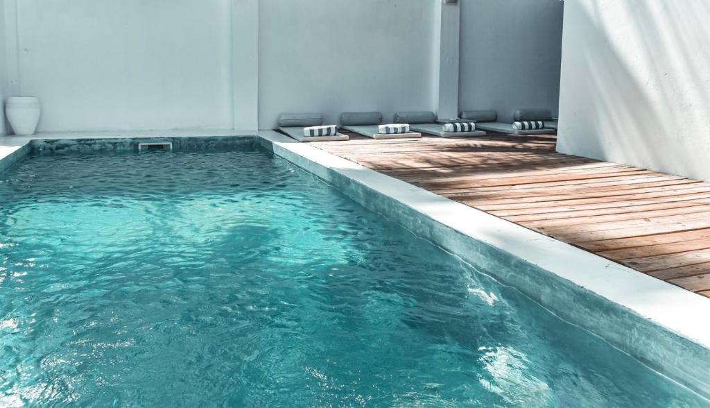 江比阿Boutique Lux Villa的室内的蓝色海水游泳池