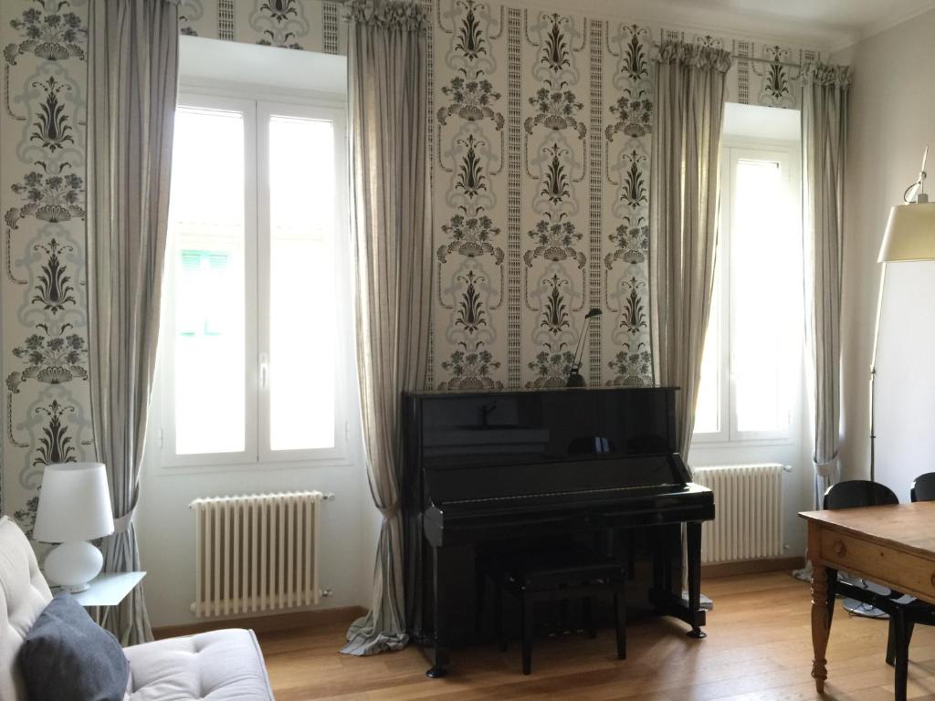 佛罗伦萨Casa Bocchi 3的一间客厅,客厅内配有钢琴