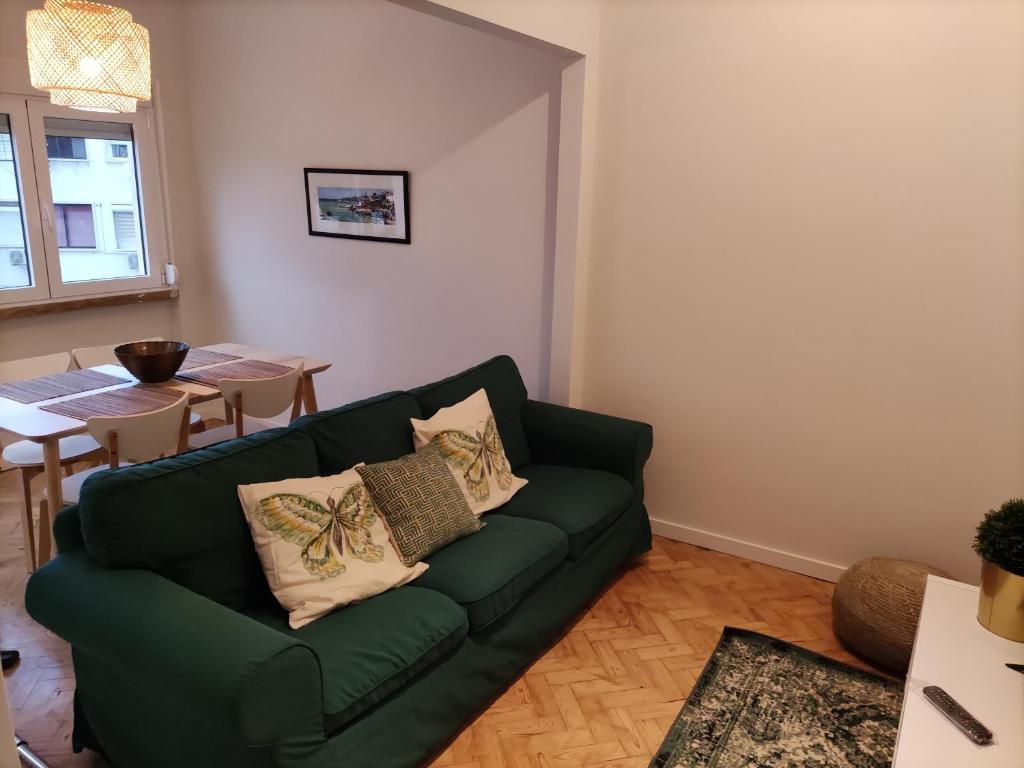 里斯本Memoria 49 - 21的客厅配有绿色沙发和桌子