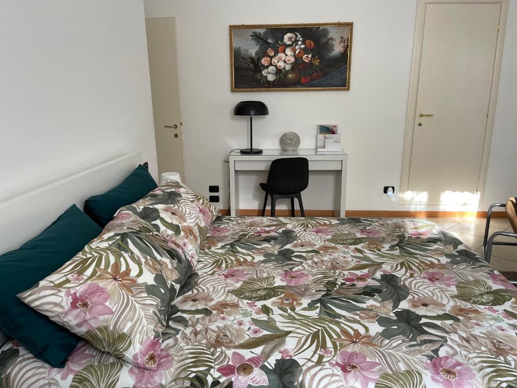 帕尔马My Home by Sveva的一间卧室配有一张带花卉床罩的床