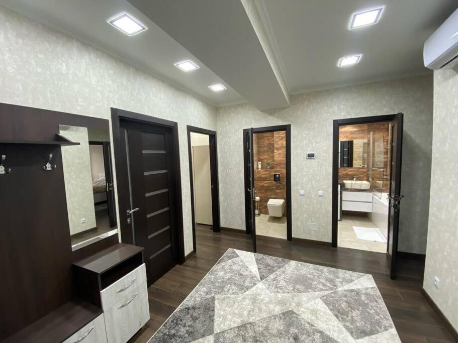 基希讷乌DendrariumParkApartments的客房设有带水槽和镜子的浴室