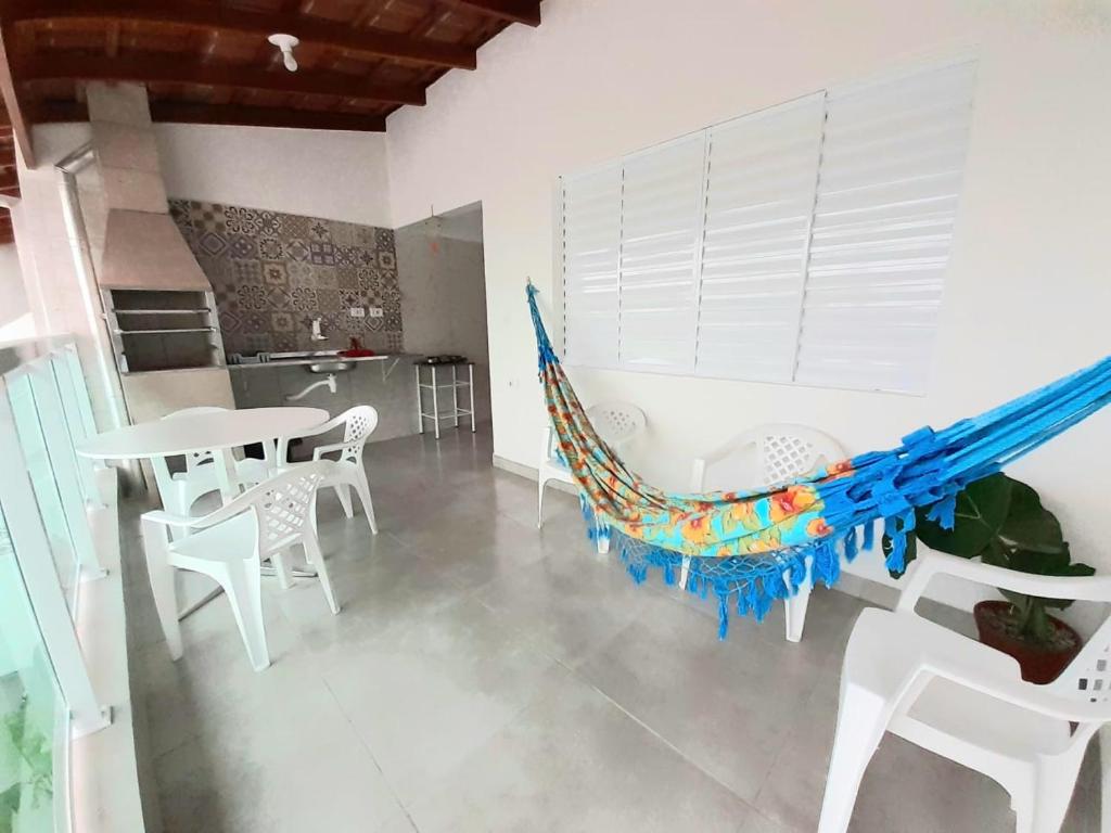 卡拉瓜塔图巴A VER O MAR FLATS的一张吊床,房间配有桌椅