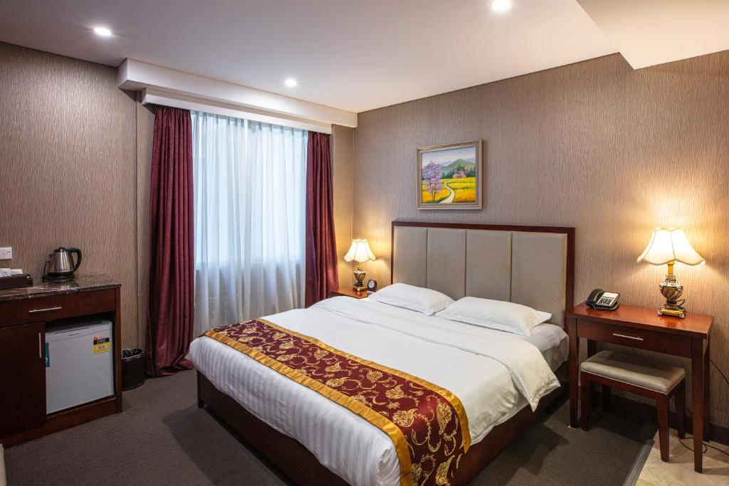 悉尼美嘉布木城市酒店的一间设有大床和窗户的酒店客房