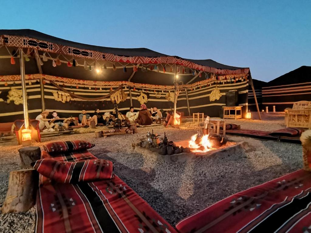 瓦迪拉姆WADI RUM STAR WARS CAMP的沙漠中带火坑的大帐篷
