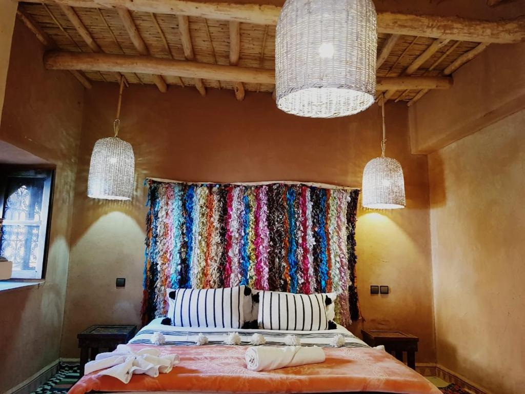 Tisseldeï达尔易赛尔戴旅馆的一间卧室配有一张带窗帘和两个灯的床
