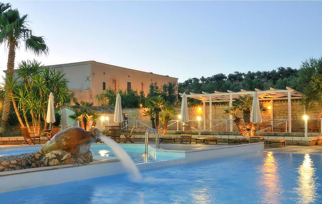 圣乔瓦尼·罗通多1 Bedroom Gorgeous Apartment In San Giovanni Rotondo的度假村内带喷泉的游泳池