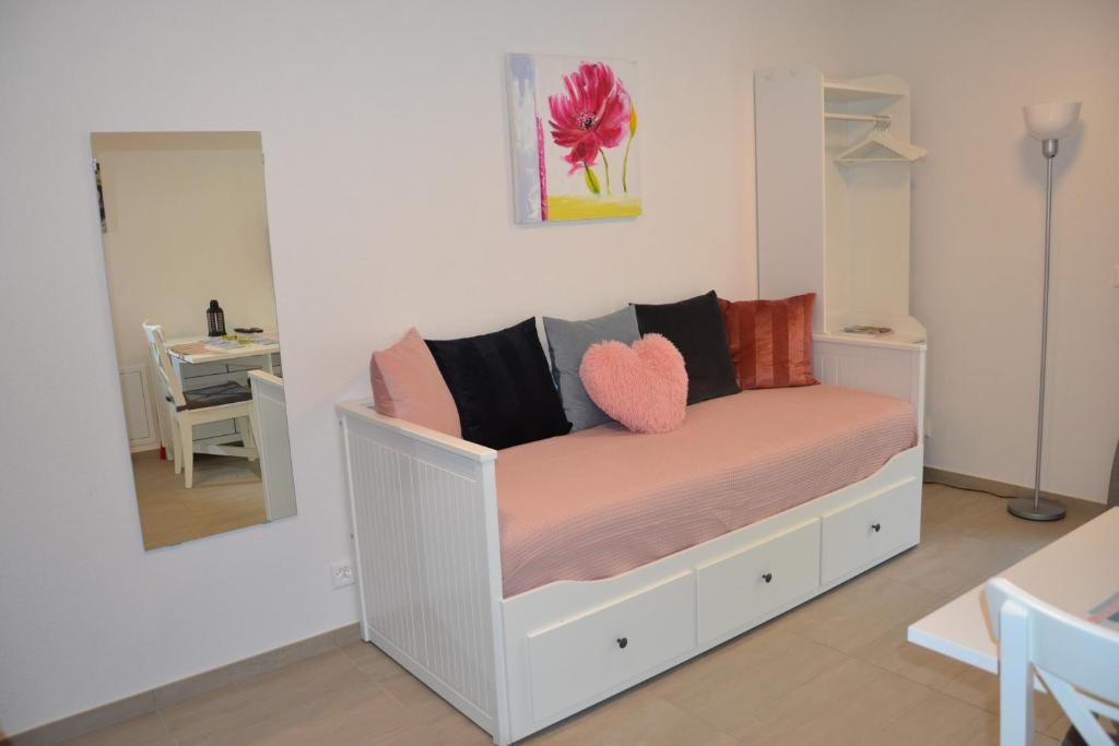 洛桑Studio Doux rayon的卧室配有白色床和心枕
