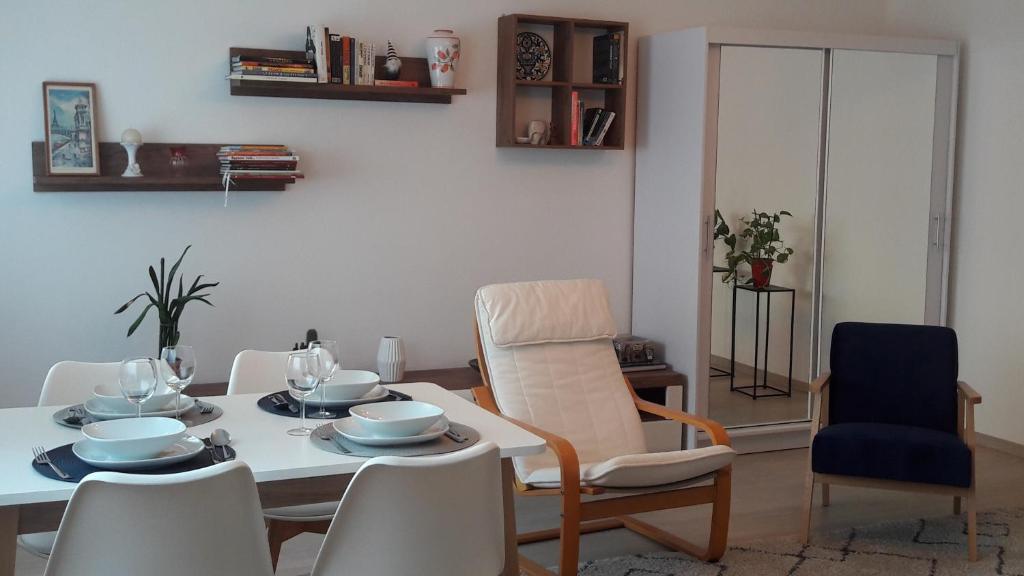 布达佩斯LILIOM Apartment with FREE PARKING space的一间配备有白色桌椅的用餐室