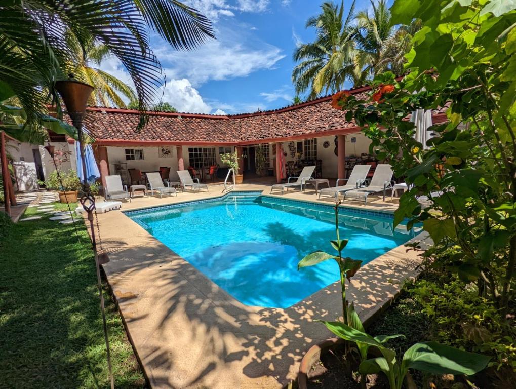圣克拉拉Villa Botero By Casa Mojito的一座带躺椅的房屋后院的游泳池