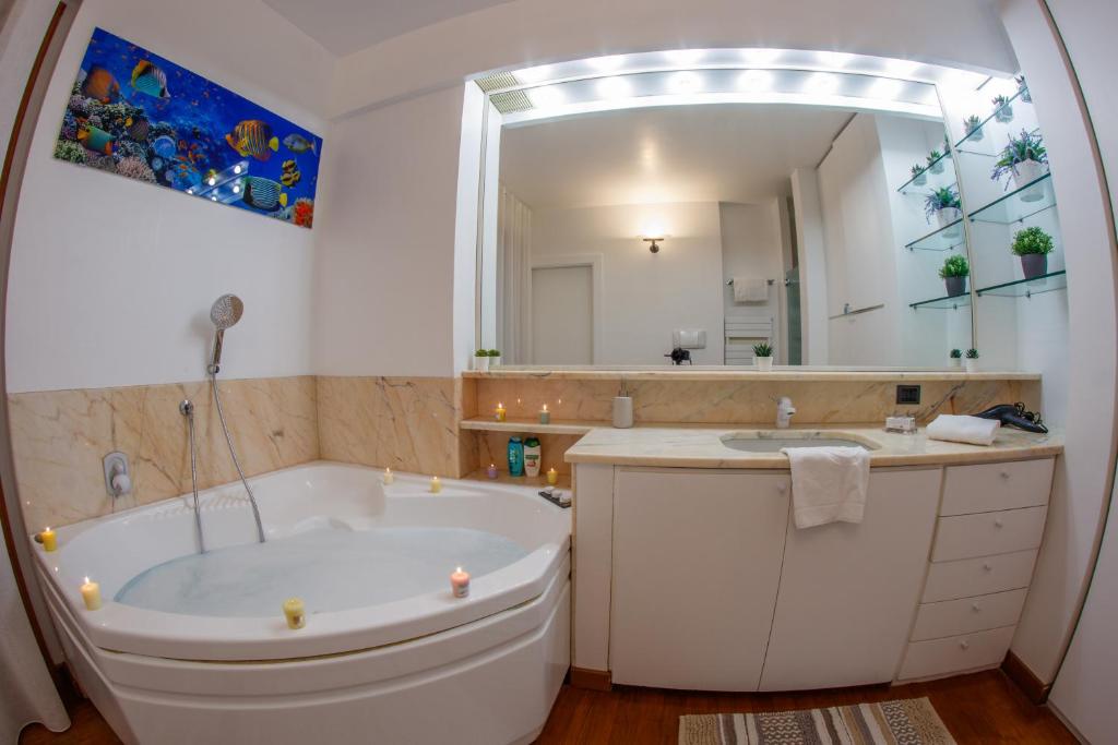 梅斯特Bed and breakfast Venice Friends的带浴缸、水槽和镜子的浴室