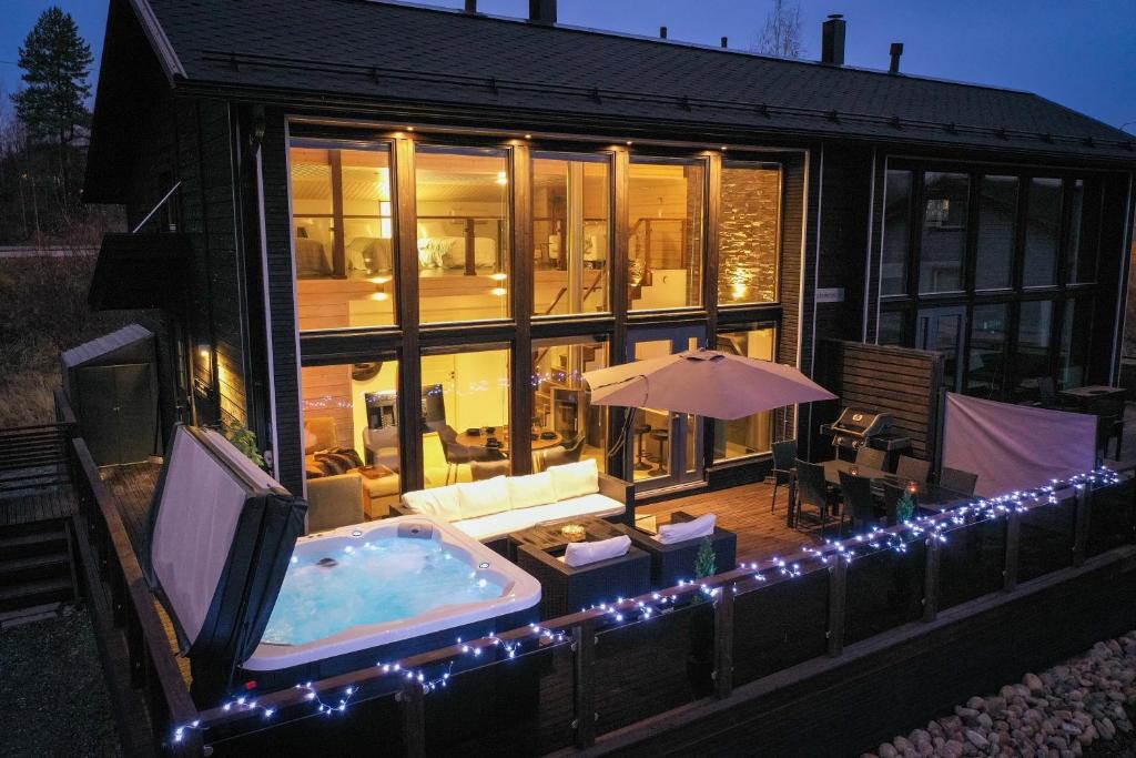耶姆赛Villa Halla - 8 henkilölle, HimosYkkösen alue, 76m²+36m²的后院带热水浴池和灯的房子