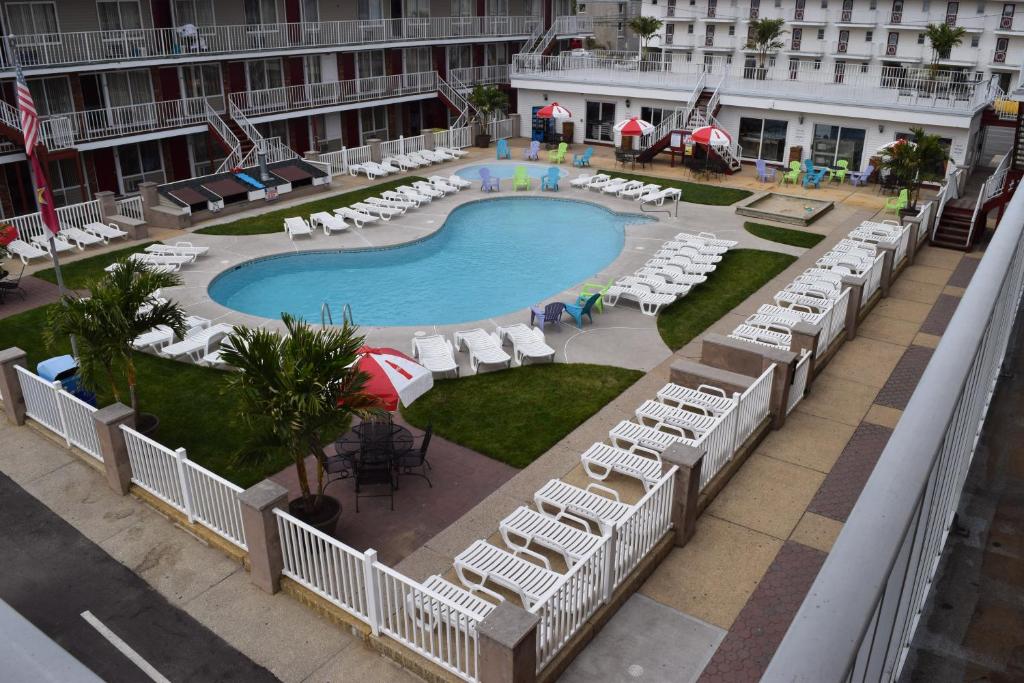 希塞德高地赫尔希汽车旅馆的享有酒店游泳池的顶部景色