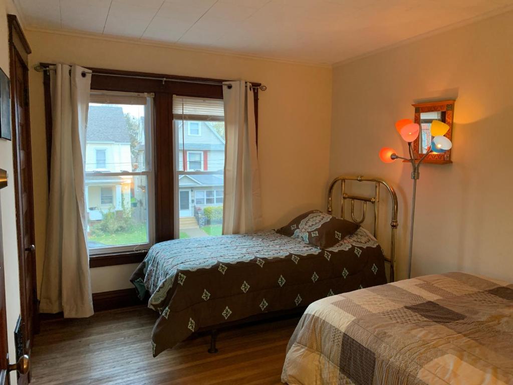 尼亚加拉瀑布旺德佛思宾馆和旅馆的一间卧室设有两张床和大窗户