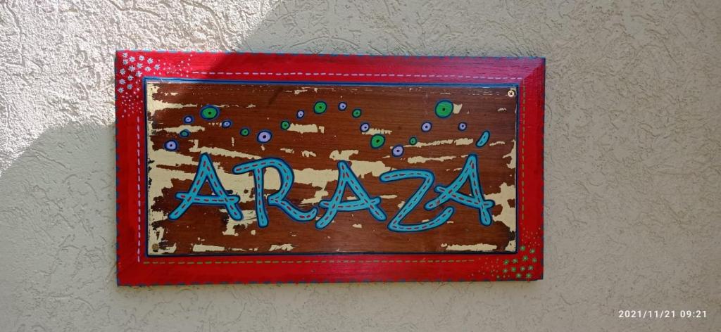 库奇拉阿尔塔Arazá的红色框架中的一个有阿瑞娜字的蛋糕