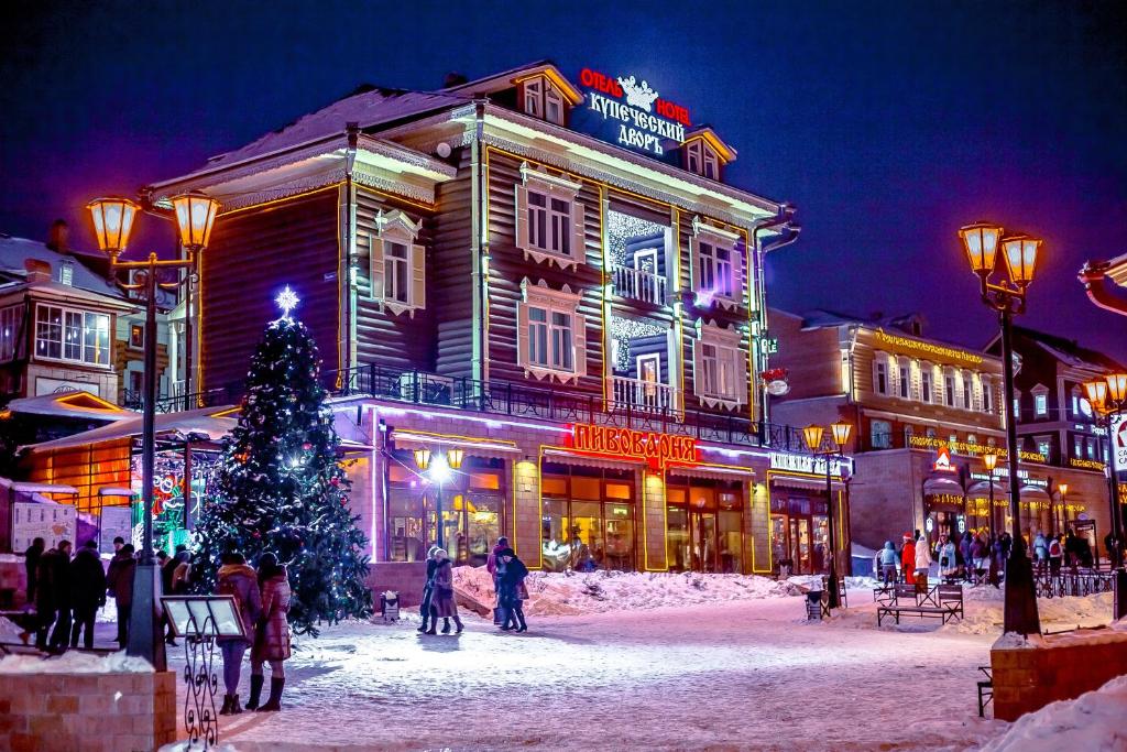 伊尔库茨克商人庭院酒店的建筑物前的圣诞树
