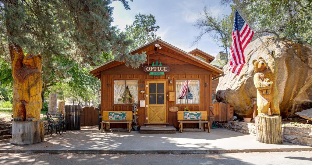 克恩维尔Whispering Pines Lodge的前面有美国国旗的小屋