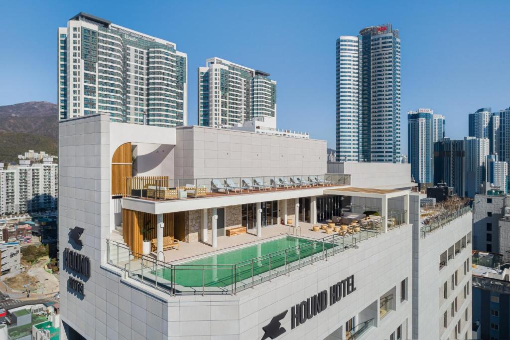 釜山Hound Hotel Haeundae Signature的一座建筑的顶部设有一个游泳池