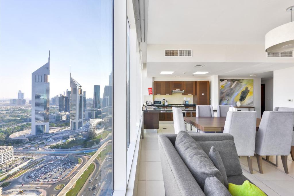 迪拜Nassima Tower Hotel Apartments的开放式厨房和享有城市美景的客厅