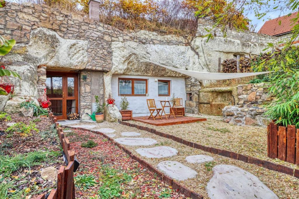 诺茨瓦约Barlang Noszvaj的石头房子,设有花园和露台