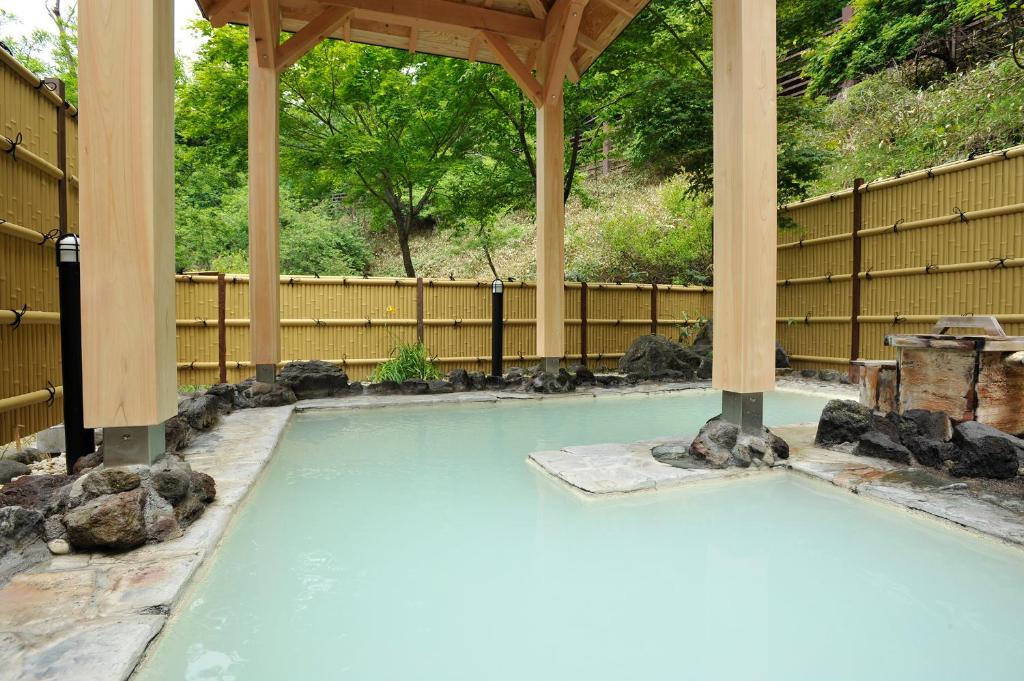 日光汤元小滨市酒店的一座带木制凉亭的空游泳池