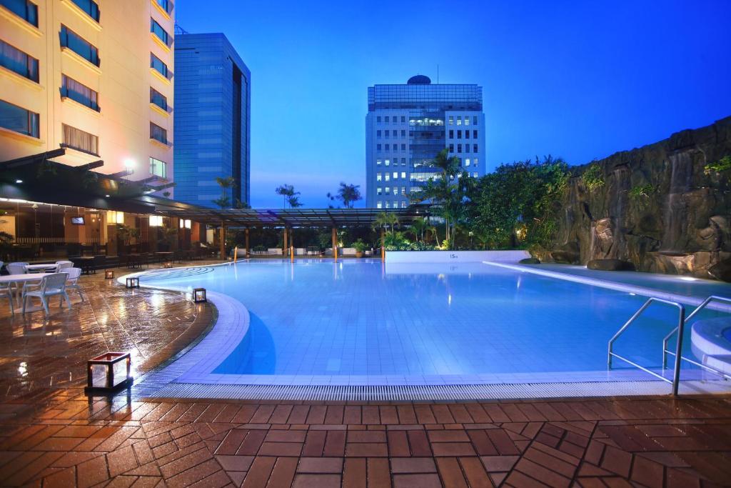 雅加达梅纳拉半岛酒店的城市的一个大型游泳池
