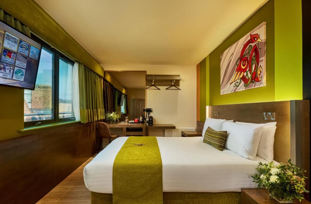 都柏林圣殿酒吧酒店的配有一张床和一张书桌的酒店客房