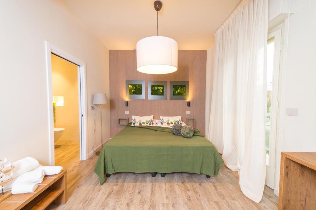 加比切马莱Hotel Rex的一间卧室配有一张带绿毯的床