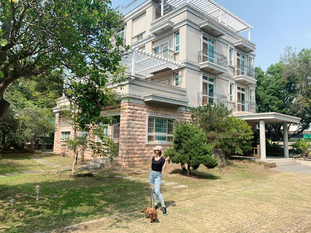 Dongshi石城88民宿的站在家前的有狗的女人