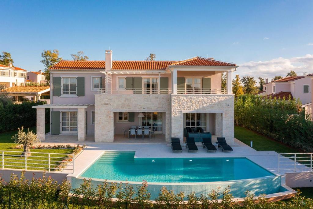 布罗托尼贾Villa Blanche by ILC (Istria Luxury Collection)的一座房子前面设有游泳池