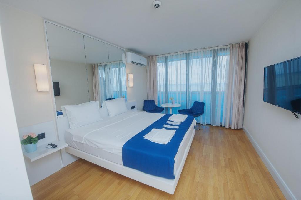 巴统Sea Side orbi city的酒店客房设有一张大床和一张桌子。