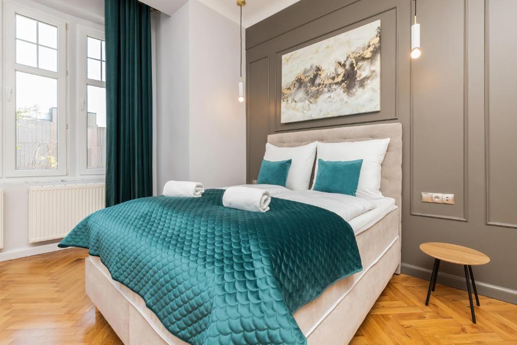 索波特Sopot RIVOLI Apartments by Renters的一间卧室配有一张带绿毯的大床