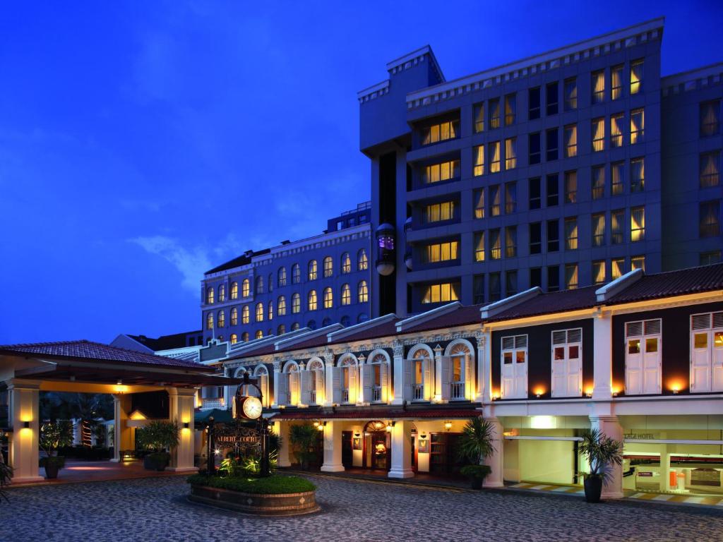 新加坡Village Hotel Albert Court by Far East Hospitality的一座大建筑,前面有一个钟