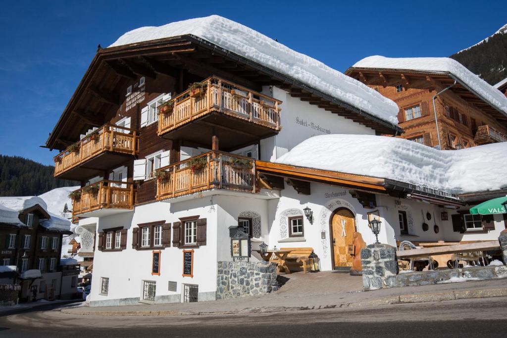 圣安特尼恩Hotel Madrisajoch的一座大建筑,屋顶上积雪