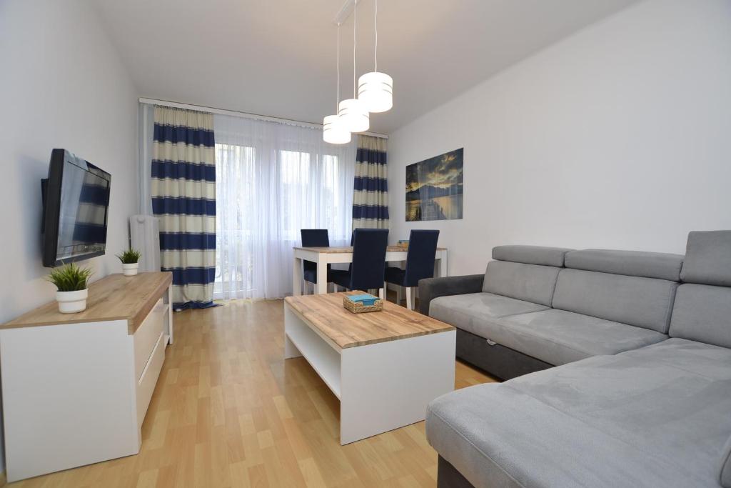 拉齐布日Apartament Błękitny-Centrum Racibórz的客厅配有沙发和桌子