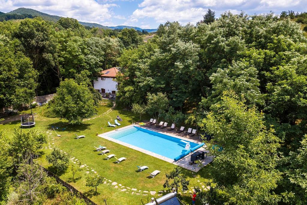 格尔门Garmen Hills Guest Houses的花园游泳池的顶部景色