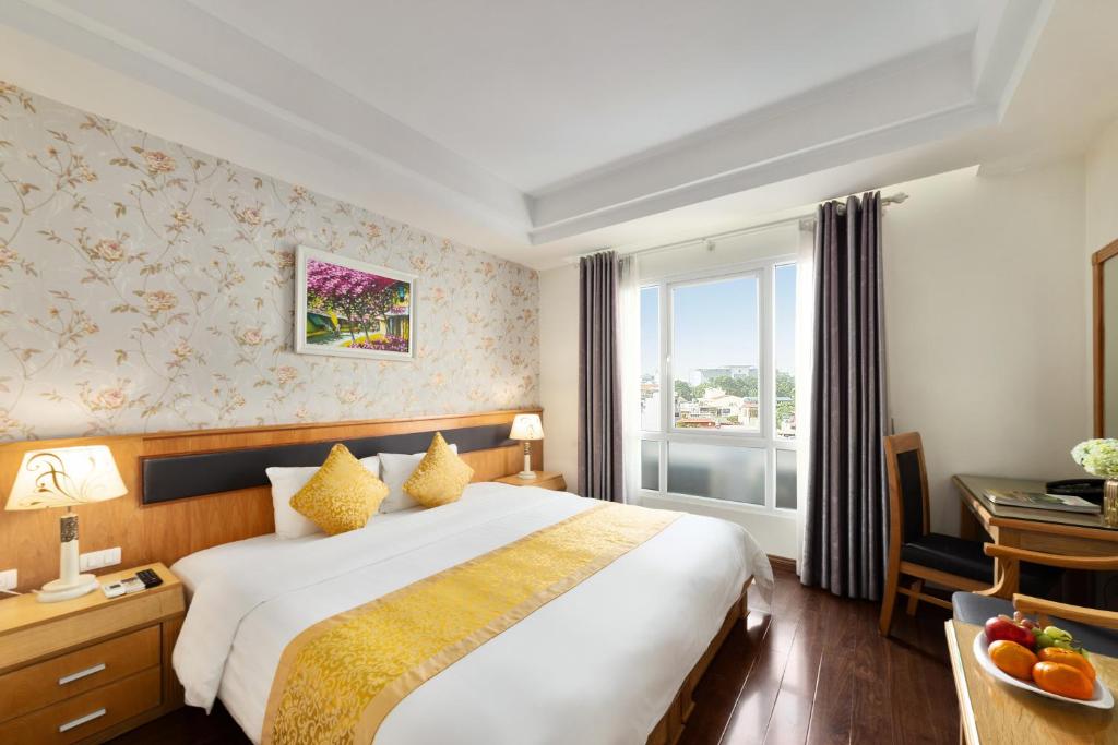 河内河内蓝天酒店的一间设有大床和窗户的酒店客房