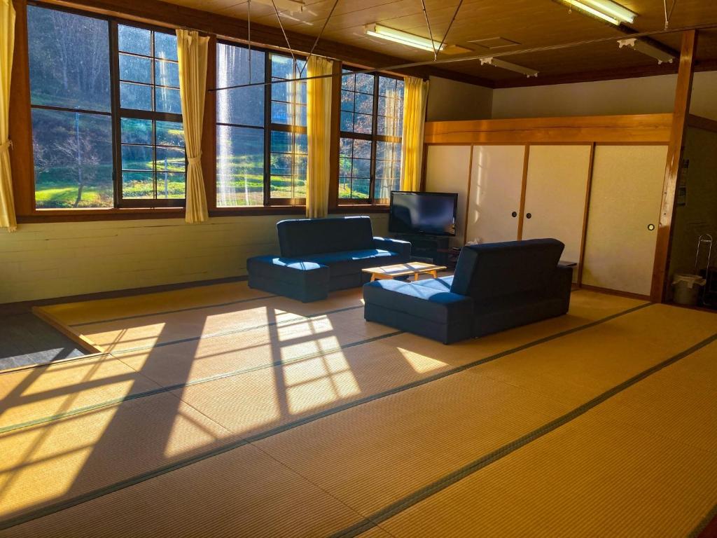 KobayashiMori no Bunkou Fuzawa - Vacation STAY 92943v的客厅配有两把椅子和电视