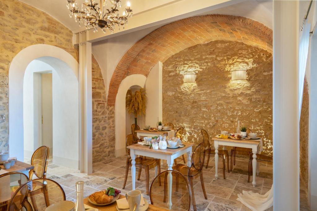 瓜尔迪斯塔洛Beatabb的一间设有两张桌子和石墙的餐厅