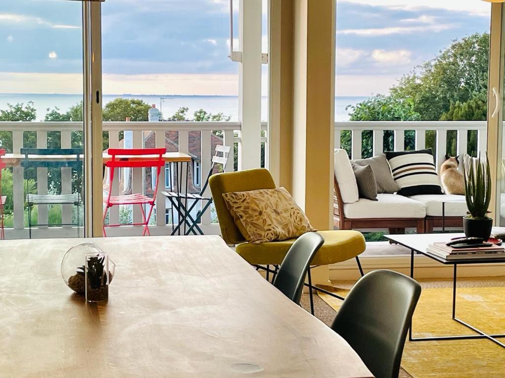 滨海图维列Appartement de standing vue mer 63 m2的阳台设有带桌椅的客厅