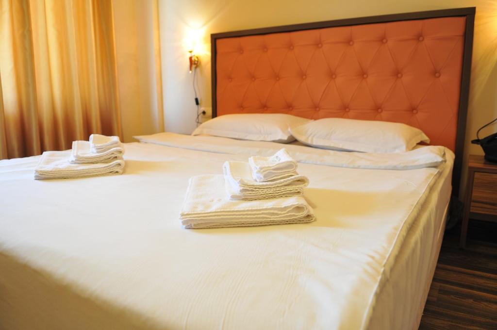 布拉戈耶夫格勒City Blagoevgrad Family Hotel的两张毛巾放在两张床上