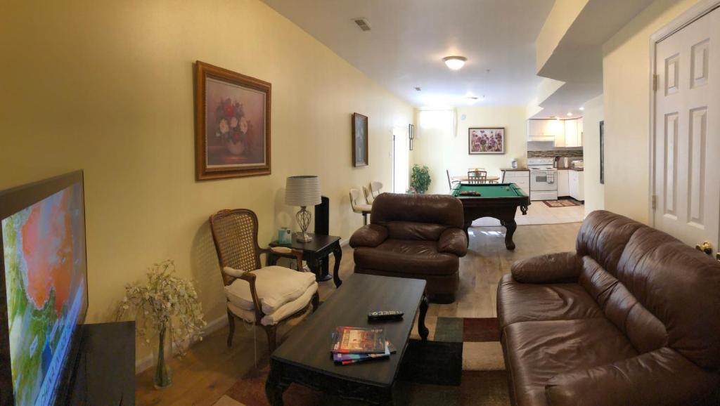 华盛顿堡Single family home的客厅配有沙发和桌子