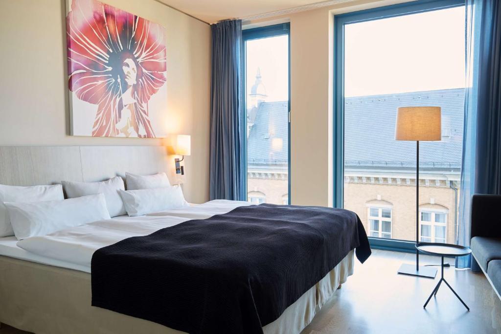 汉堡汉堡安普里奥斯堪酒店的一间卧室设有一张大床和一个大窗户