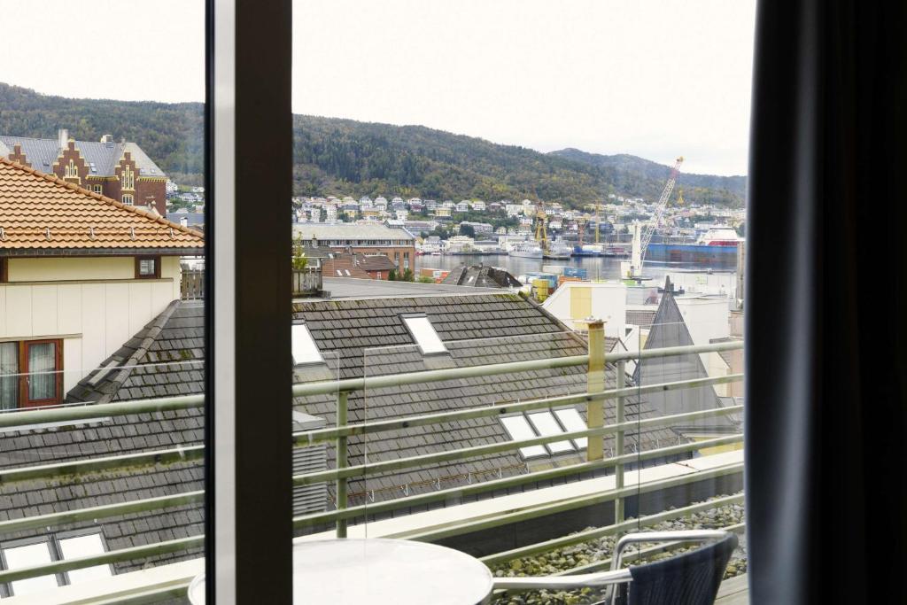 卑尔根卑尔根市斯堪迪克酒店的从球场的窗户欣赏美景