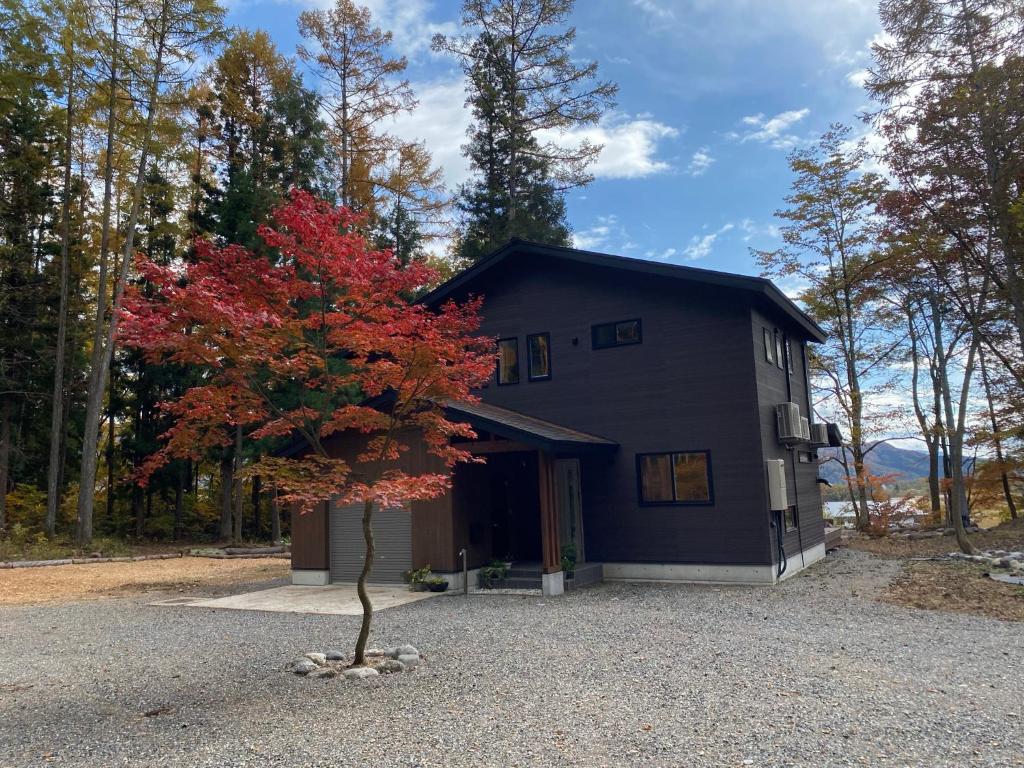 白马村Hakuba Kaede House的前面有红树的房子