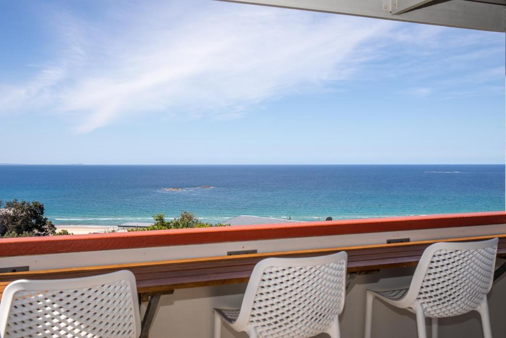 波因特卢考特BEST OCEAN VIEWS ON STRADDIE + SUNSET DECK的阳台享有海景,配有两把椅子
