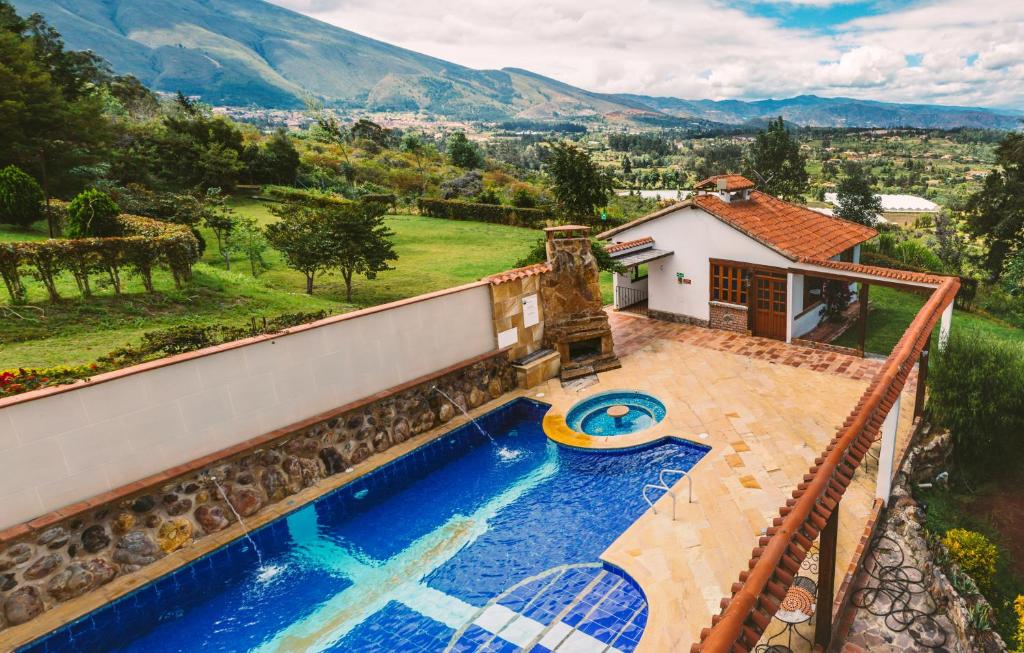 莱瓦镇Casa de Campo Hotel & Spa的一座带游泳池和后院的房子