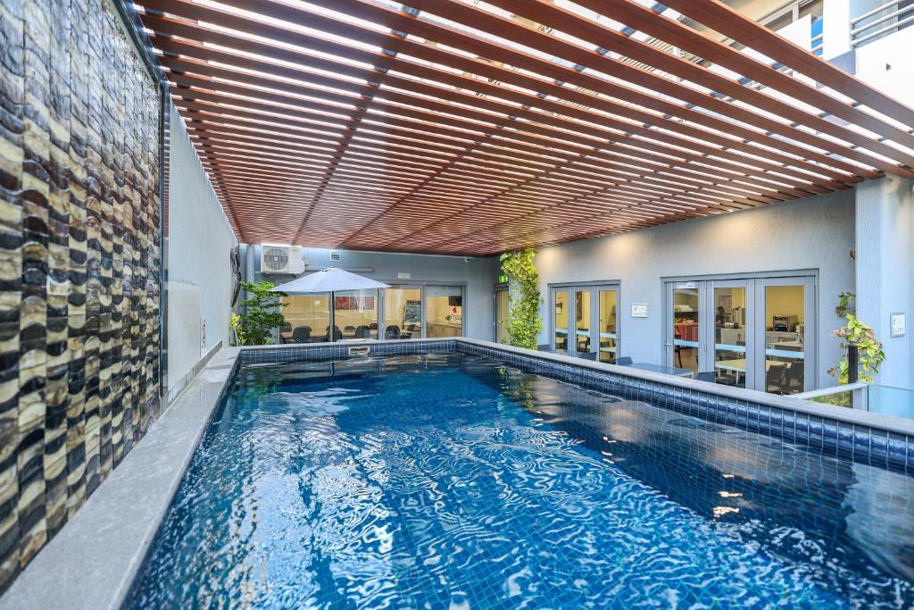 达尔文达尔文阿古斯酒店的一座带木制天花板的室内游泳池