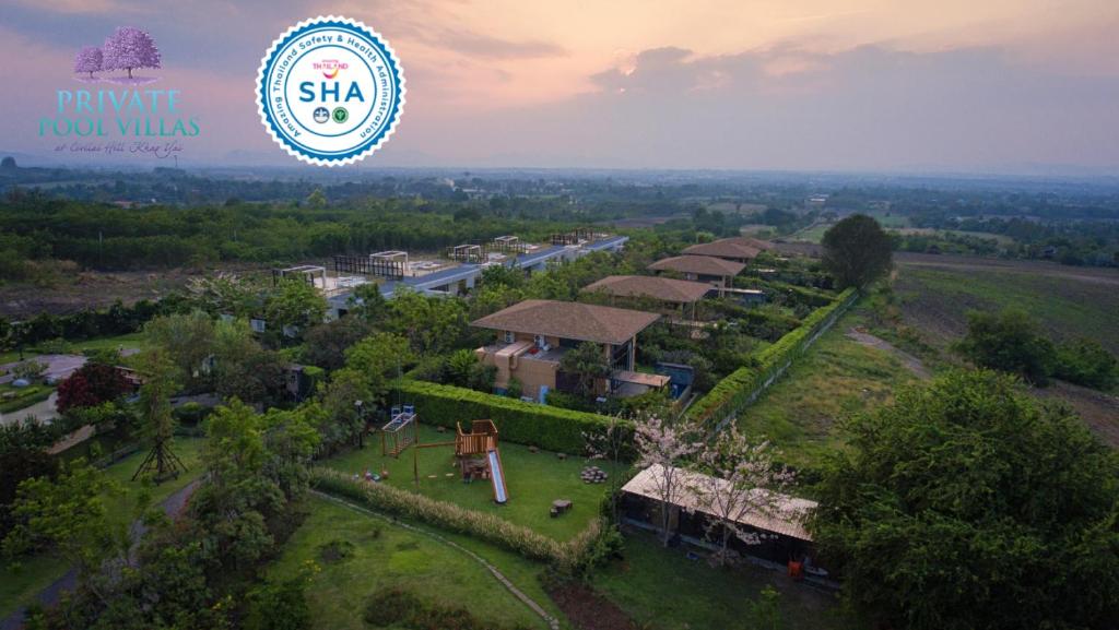 Nong Sarai独特收藏西维莱山私人泳池别墅的度假村的空中景观,标有读沙克房屋的标志