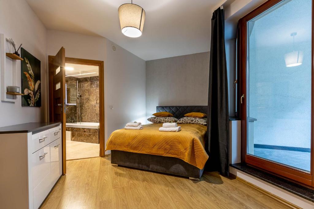 弗罗茨瓦夫Apartament Just in Center的一间卧室设有一张床和一个大窗户